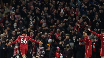 Liverpool sigue la estela del Manchester City, Chelsea tropieza Liverpool sigue la estela del Manchester City, Chelsea tropieza