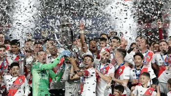 River Plate goleó 4-0 a Colón y conquistó Trofeo de Campeones del fútbol argentino River Plate goleó 4-0 a Colón y conquistó Trofeo de Campeones del fútbol argentino