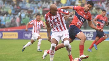 Gran remontada del campeón (1-2) que ganó el clásico chuquisaqueño Gran remontada del campeón (1-2) que ganó el clásico chuquisaqueño