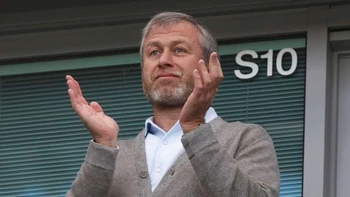 Gobierno británico quiere que aficionados del Chelsea dejen de corear nombre de Abramovich Gobierno británico quiere que aficionados del Chelsea dejen de corear nombre de Abramovich