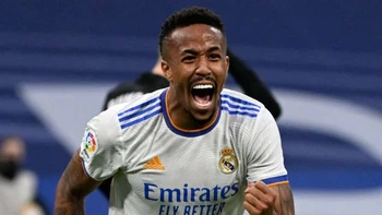 El Real Madrid salva un punto ante el Elche para mantener su ventaja en España El Real Madrid salva un punto ante el Elche para mantener su ventaja en España