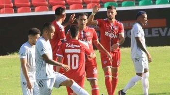 Royal Pari venció (3-1) a Real Santa Cruz en el primer partido de la Copa Radisson Royal Pari venció (3-1) a Real Santa Cruz en el primer partido de la Copa Radisson