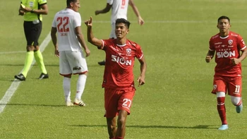 Royal Pari derrotó a FC Universitario (2-1) y deja la cola en la serie B del Apertura Royal Pari derrotó a FC Universitario (2-1) y deja la cola en la serie B del Apertura