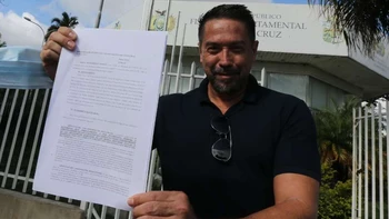 Cronenbold demandó como hincha de Blooming en la Fiscalía al presidente de la FBF y a la comisión de arbitraje Cronenbold demandó como hincha de Blooming en la Fiscalía al presidente de la FBF y a la comisión de arbitraje