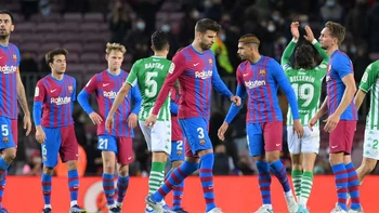 El Betis inflige a Xavi su primera derrota al frente del Barcelona El Betis inflige a Xavi su primera derrota al frente del Barcelona