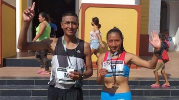 El orureño Basco y la paceña Camargo ganaron el Medio Maratón a Cotoca El orureño Basco y la paceña Camargo ganaron el Medio Maratón a Cotoca