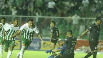 Oriente Petrolero derrotó Aurora (2-0) con goles de Dorrego y Suárez Oriente Petrolero derrotó Aurora (2-0) con goles de Dorrego y Suárez