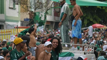 Hinchas de Palmeiras se enfrentan con la policía en Sao Paulo tras derrota contra Chelsea Hinchas de Palmeiras se enfrentan con la policía en Sao Paulo tras derrota contra Chelsea