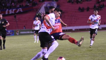 Universitario lidera la serie A del Apertura con su victoria en casa ante Nacional Potosí (4-3) Universitario lidera la serie A del Apertura con su victoria en casa ante Nacional Potosí (4-3)