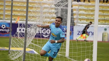 Bolívar lidera el grupo B con su victoria sobre FC Universitario (2-0) Bolívar lidera el grupo B con su victoria sobre FC Universitario (2-0)