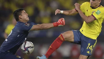Una endeble Bolivia fue goleada (3-0) por Colombia, que sueña con el repechaje Una endeble Bolivia fue goleada (3-0) por Colombia, que sueña con el repechaje