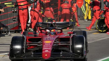 Leclerc reina en Australia delante de Pérez, Verstappen abandona Leclerc reina en Australia delante de Pérez, Verstappen abandona