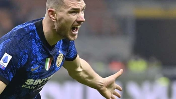 Dzeko consolida el liderato del Inter de Milán en el descuento Dzeko consolida el liderato del Inter de Milán en el descuento