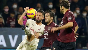 El líder Milan sufrió para empatar 2-2 ante el colista Salernitana El líder Milan sufrió para empatar 2-2 ante el colista Salernitana