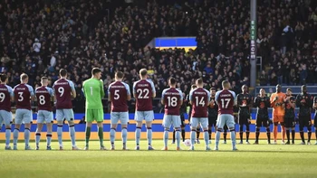 Aficionados del Chelsea corean el nombre de Abramovich durante homenaje a Ucrania Aficionados del Chelsea corean el nombre de Abramovich durante homenaje a Ucrania
