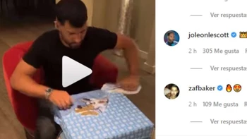 Te mostramos el regalo con el que el Manchester City sorprendió al ‘Kun’ Agüero (video) Te mostramos el regalo con el que el Manchester City sorprendió al ‘Kun’ Agüero (video)