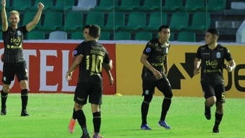 Oriente Petrolero golpeó primero en duelo entre equipos cruceños (2-3) por Copa Sudamericana Oriente Petrolero golpeó primero en duelo entre equipos cruceños (2-3) por Copa Sudamericana