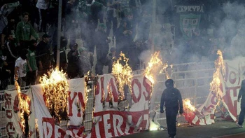 Escepticismo en Grecia ante la enésima ley contra la violencia en los estadios Escepticismo en Grecia ante la enésima ley contra la violencia en los estadios