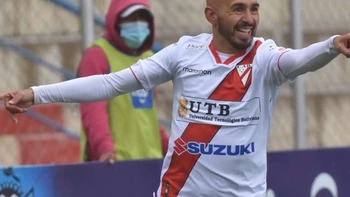 Always Ready apabulló en El Alto a FC Universitario (6-2), triplete de Riquelme Always Ready apabulló en El Alto a FC Universitario (6-2), triplete de Riquelme
