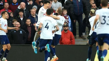 Tottenham y Chelsea se afianzan con goleadas, Arsenal y Manchester United tropiezan Tottenham y Chelsea se afianzan con goleadas, Arsenal y Manchester United tropiezan