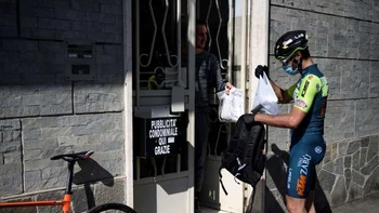 Un ciclista profesional hace de repartidor en un pueblo italiano Un ciclista profesional hace de repartidor en un pueblo italiano