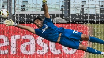 Gianluigi Buffon bate el récord de partidos disputados en la Serie A Gianluigi Buffon bate el récord de partidos disputados en la Serie A