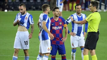 Barcelona vence al Espanyol que desciende después de 27 años Barcelona vence al Espanyol que desciende después de 27 años