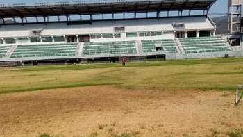 Tras ocho meses de abandono, refaccionan el estadio yacuibeño Tras ocho meses de abandono, refaccionan el estadio yacuibeño