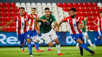 Paraguay está venciendo a Bolivia (1-0) gracias a un penal de Montero sobre Gómez Paraguay está venciendo a Bolivia (1-0) gracias a un penal de Montero sobre Gómez