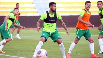 Farías ‘reserva’ a seis futbolistas para visitar a Paraguay Farías ‘reserva’ a seis futbolistas para visitar a Paraguay