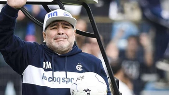 Investigan al psicólogo y dos enfermeros por muerte de Maradona Investigan al psicólogo y dos enfermeros por muerte de Maradona