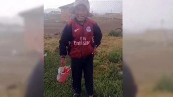 Rodrigo, un pequeño vendedor de "bolos" de gelatina que le apasiona el arco Rodrigo, un pequeño vendedor de "bolos" de gelatina que le apasiona el arco