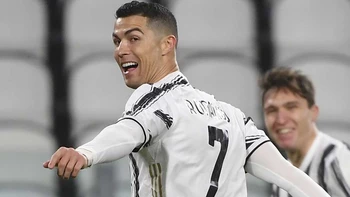 Cristiano Ronaldo festeja los 36 con un gol ante la Roma que vale el tercer puesto Cristiano Ronaldo festeja los 36 con un gol ante la Roma que vale el tercer puesto