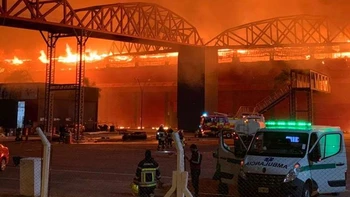 Incendio arrasa gran parte del autódromo donde se corre el Gran Premio Moto GP de Argentina Incendio arrasa gran parte del autódromo donde se corre el Gran Premio Moto GP de Argentina