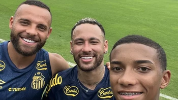 Neymar acudió a su primer entrenamiento con el Santos (video) Neymar acudió a su primer entrenamiento con el Santos (video)