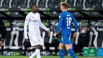 Jugador del Borussia se queda sin un mes de salario por escupir en la cara a un rival Jugador del Borussia se queda sin un mes de salario por escupir en la cara a un rival