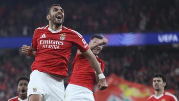 El Benfica logra el pase a octavos de Champions con un sufrido empate (3-3) ante el Mónaco El Benfica logra el pase a octavos de Champions con un sufrido empate (3-3) ante el Mónaco