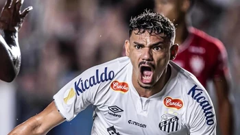 Miguelito no jugó en el triunfo (3-0) del Santos sobre el Esporte Clube Noroeste Miguelito no jugó en el triunfo (3-0) del Santos sobre el Esporte Clube Noroeste