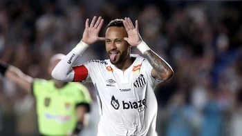 Neymar marcó un golazo olímpico y repartió dos asistencias con el Santos Neymar marcó un golazo olímpico y repartió dos asistencias con el Santos