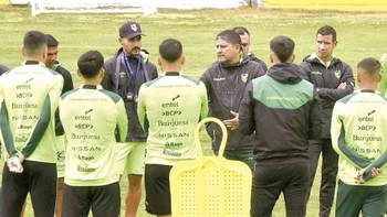 Villegas pretende que algunos legionarios aterricen directamente en Lima para enfrentar a Perú Villegas pretende que algunos legionarios aterricen directamente en Lima para enfrentar a Perú
