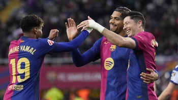 El Barcelona vuelve a ser líder de LaLiga, venciendo 4-0 a la Real Sociedad El Barcelona vuelve a ser líder de LaLiga, venciendo 4-0 a la Real Sociedad