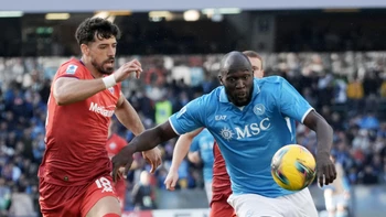 El Nápoles se impuso (2-1) a la Fiorentina y se mantiene en la lucha por el liderato El Nápoles se impuso (2-1) a la Fiorentina y se mantiene en la lucha por el liderato
