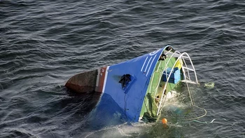 Al menos 25 muertos al naufragar un barco que transportaba futbolistas en un río de RDC Al menos 25 muertos al naufragar un barco que transportaba futbolistas en un río de RDC