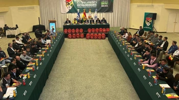Entel y Cotas adquieren derechos del fútbol boliviano; se prevé generar 120 millones de dólares Entel y Cotas adquieren derechos del fútbol boliviano; se prevé generar 120 millones de dólares
