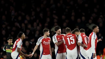 El Arsenal empató (2-2) con el PSV y se clasificó sin sobresaltos El Arsenal empató (2-2) con el PSV y se clasificó sin sobresaltos