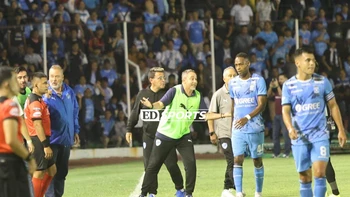“Entrenador, entrenador”, la cargada de los hinchas de Blooming a Robatto “Entrenador, entrenador”, la cargada de los hinchas de Blooming a Robatto