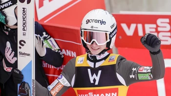 Nika Prevc bate el récord mundial al volar 236 metros en Vikersund Nika Prevc bate el récord mundial al volar 236 metros en Vikersund
