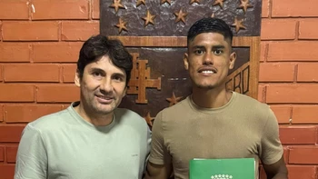 Fernando Nava firmó su contrato con Oriente Petrolero tras el visto bueno de la FIFA Fernando Nava firmó su contrato con Oriente Petrolero tras el visto bueno de la FIFA