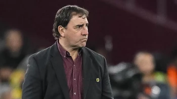 Néstor Lorenzo señala al árbitro: "Cuando veía a un brasileño tirado, pitaba" Néstor Lorenzo señala al árbitro: "Cuando veía a un brasileño tirado, pitaba"