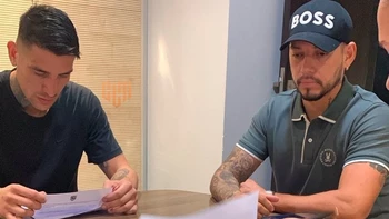 Ricardo Centurión firmó con Oriente Petrolero, en medio de controversias Ricardo Centurión firmó con Oriente Petrolero, en medio de controversias